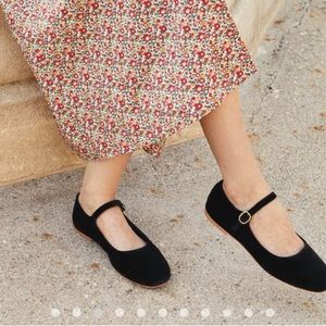 Found (ISO) of 38.5 or 39 Dôen black velvet Mary Jane